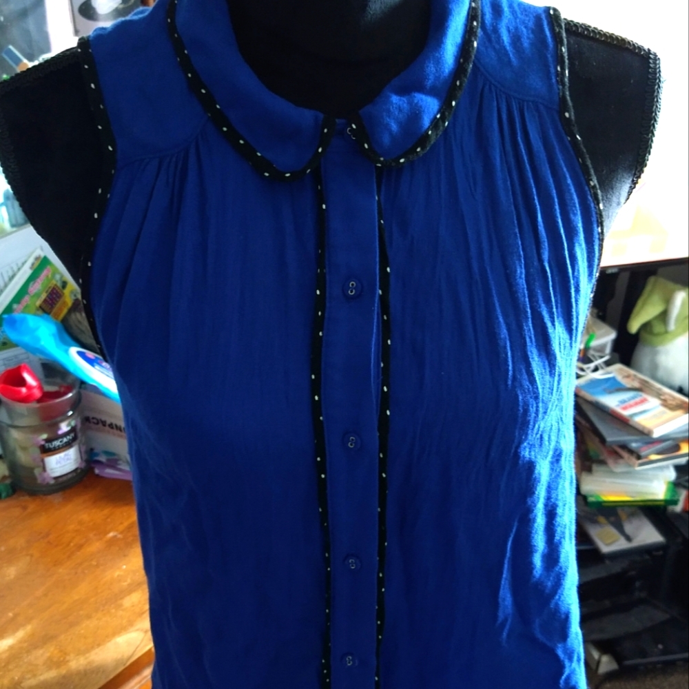 Elle size S sleeveless button up top